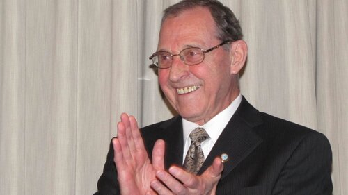 Bernard Grandmaître souriant et applaudit