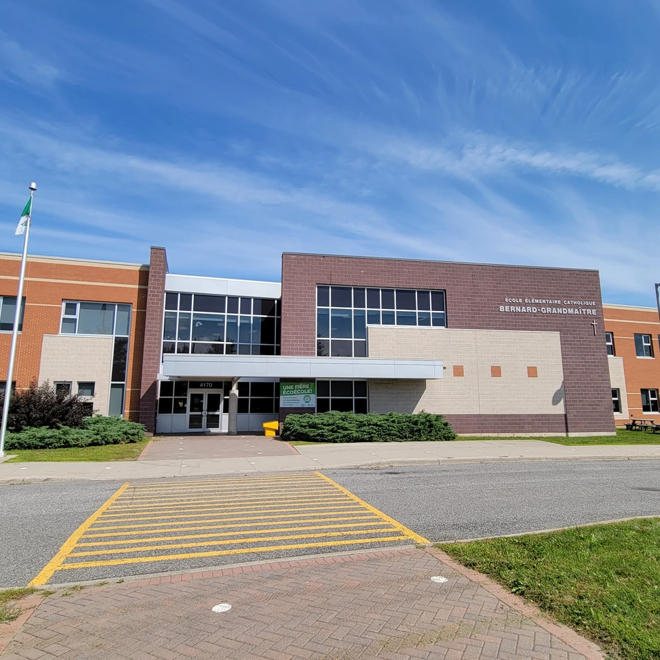 Photo du devant de l'école élémentaire catholique Bernard-Grandmaître