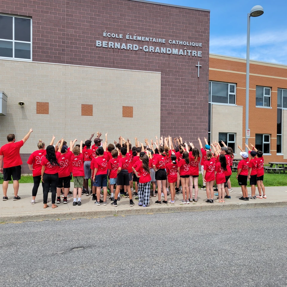 Photo des élèves de la 6e année devant l'école à la fin de leur parcours scolaire à BGM