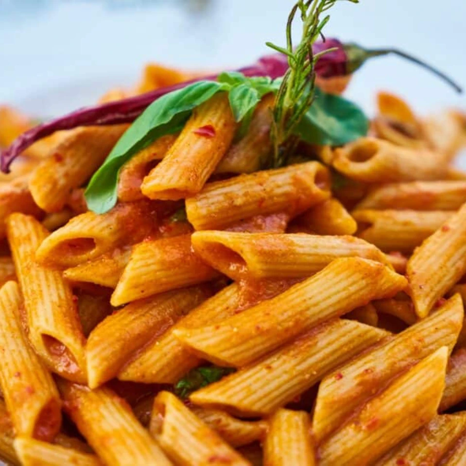 Bol de penne à la sauce aux tomates