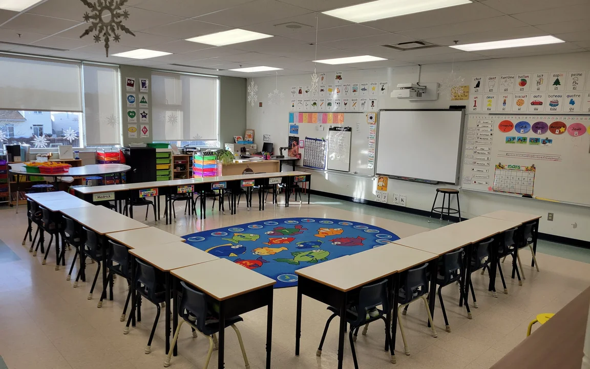 Salle de classe avec les pupitres qui forment un carré