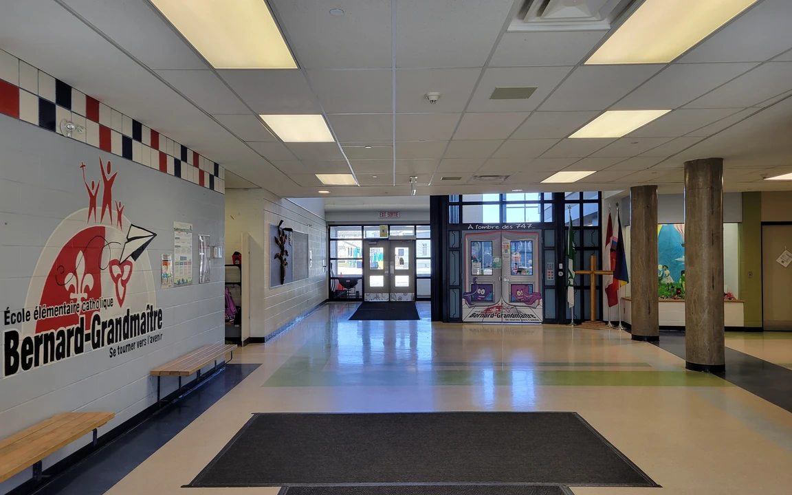 Photo de l'entrée principale de l'école