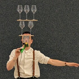 artiste de cirque faisant un spectacle aux élèves avec des verres en équilibre sur sa tête